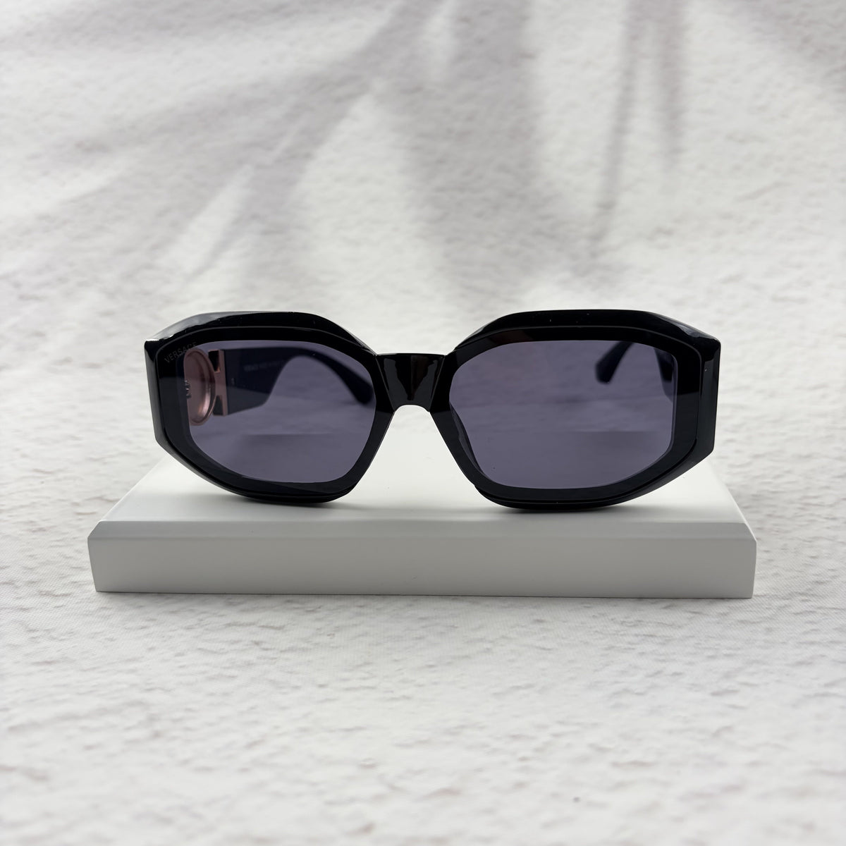 Classic Geometric Frame Sunglasses - Elegant Gold Accents UV Protection