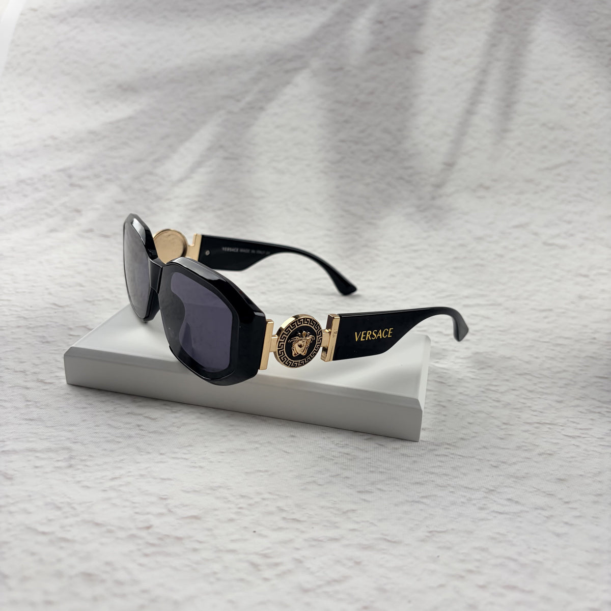 Classic Geometric Frame Sunglasses - Elegant Gold Accents UV Protection