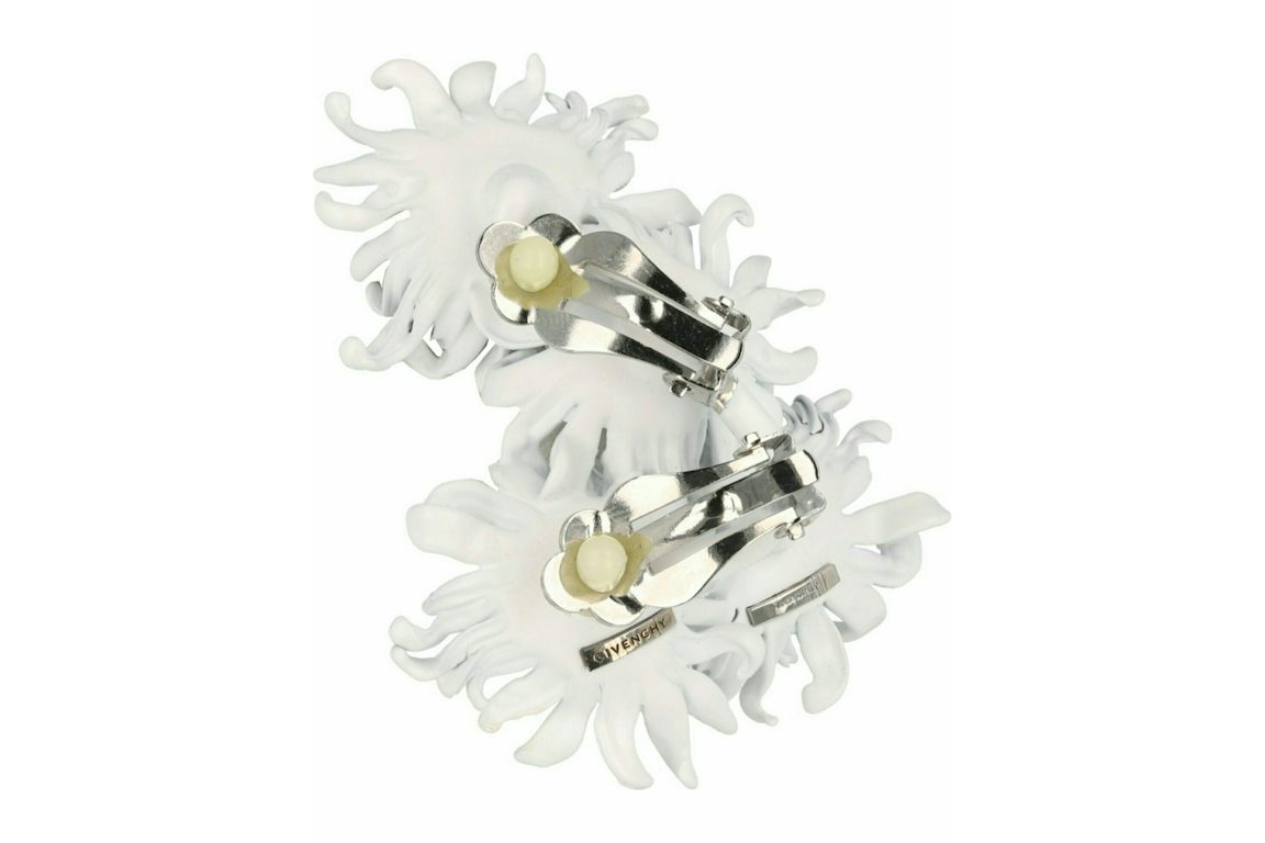 Givenchy Daisy Pendant Ear Craler White