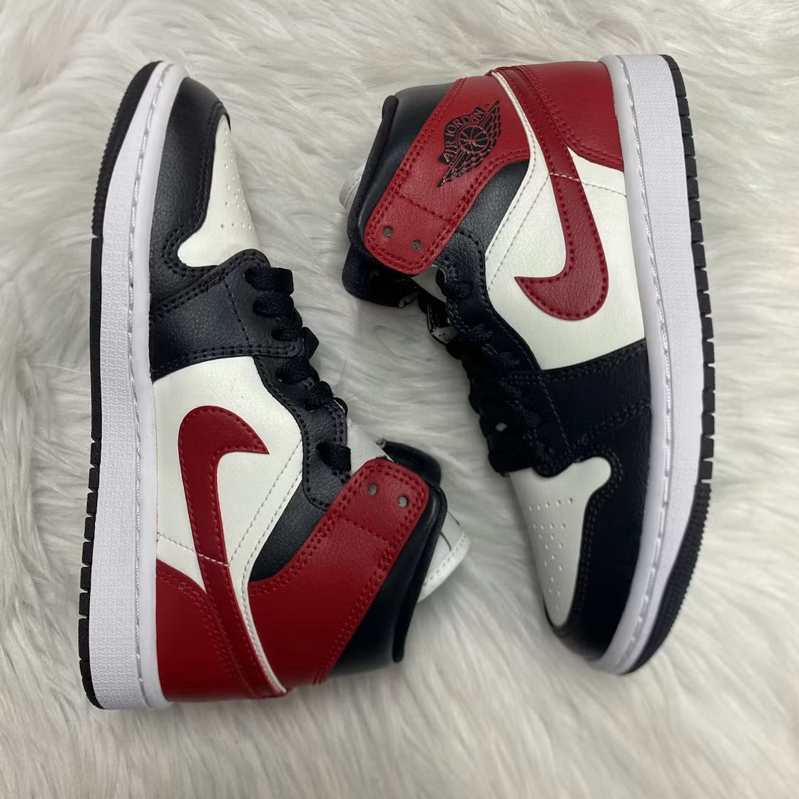 Used - Air Jordan 1 Mid Gym Red Off Noir (Women's) - US W 5 - detail 3
